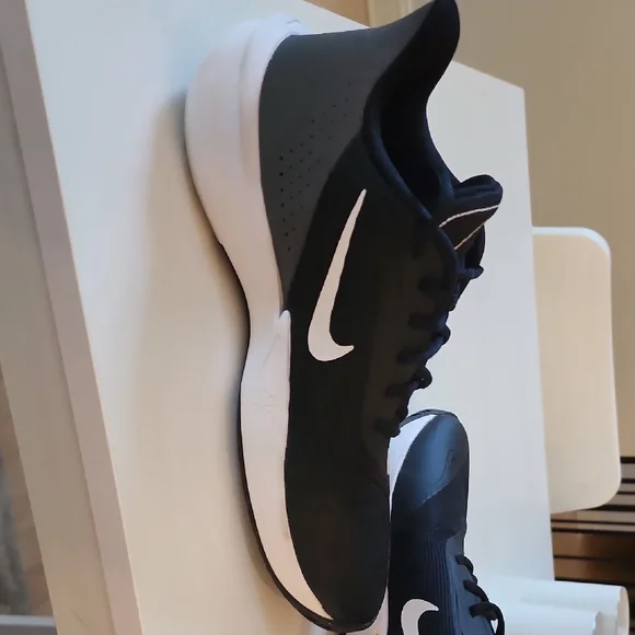 Nike Black and White Athletic Shoes - Picture 7 of 10
